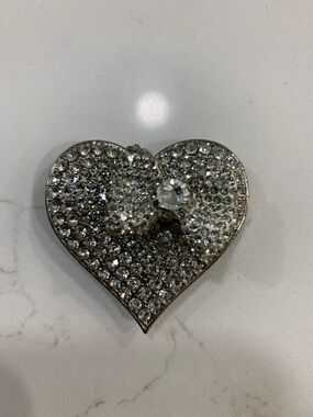 Magnetic brooch